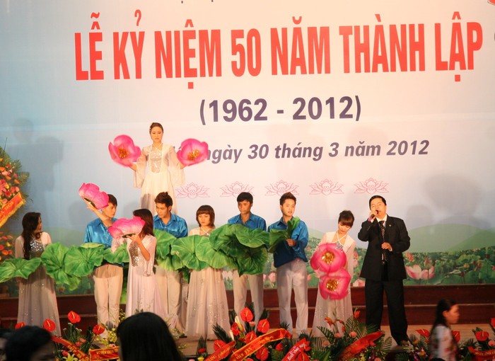 Chương trình văn nghệ của đoàn nghệ thuật trường Sân khấu Điện ảnh chào mừng 50 năm thành lập HV. BC & TT (ảnh: Nguyễn Văn Minh)